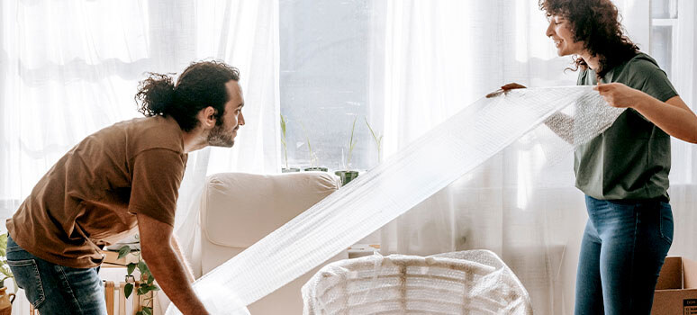 protégez vos meubles avec des couvertures en plastique